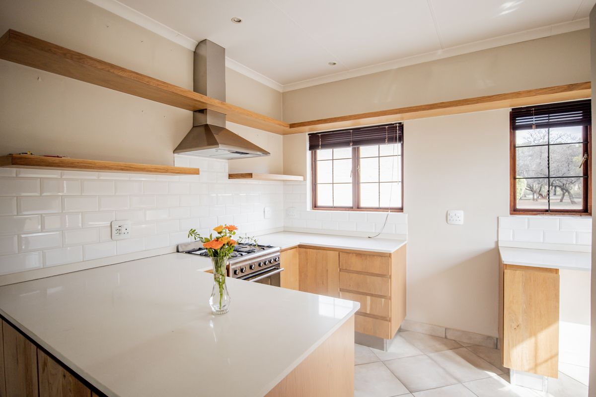 Free-standing townhouse available in a highly sought-after estate - Photo 2