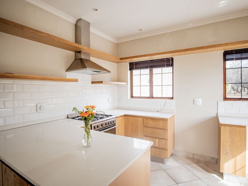 Free-standing townhouse available in a highly sought-after estate - Photo 2