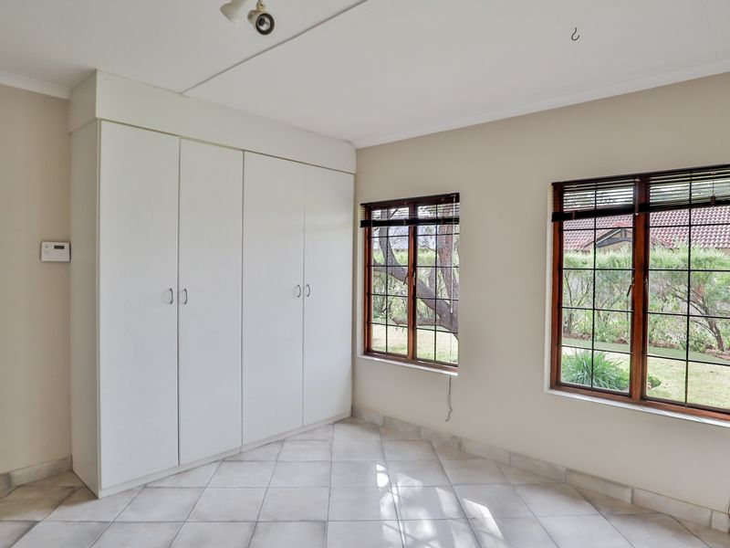 Free-standing townhouse available in a highly sought-after estate - Photo 9