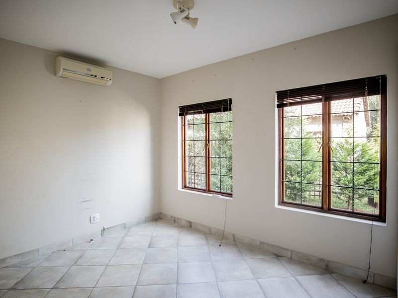 Free-standing townhouse available in a highly sought-after estate - Photo 7