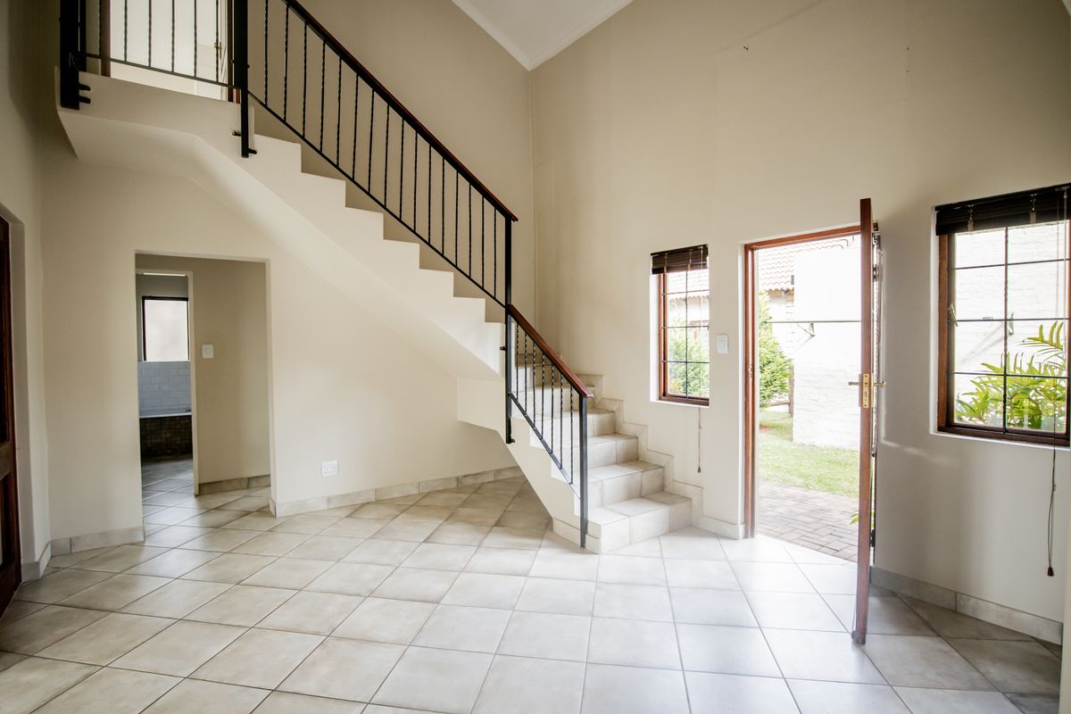 Free-standing townhouse available in a highly sought-after estate - Photo 5