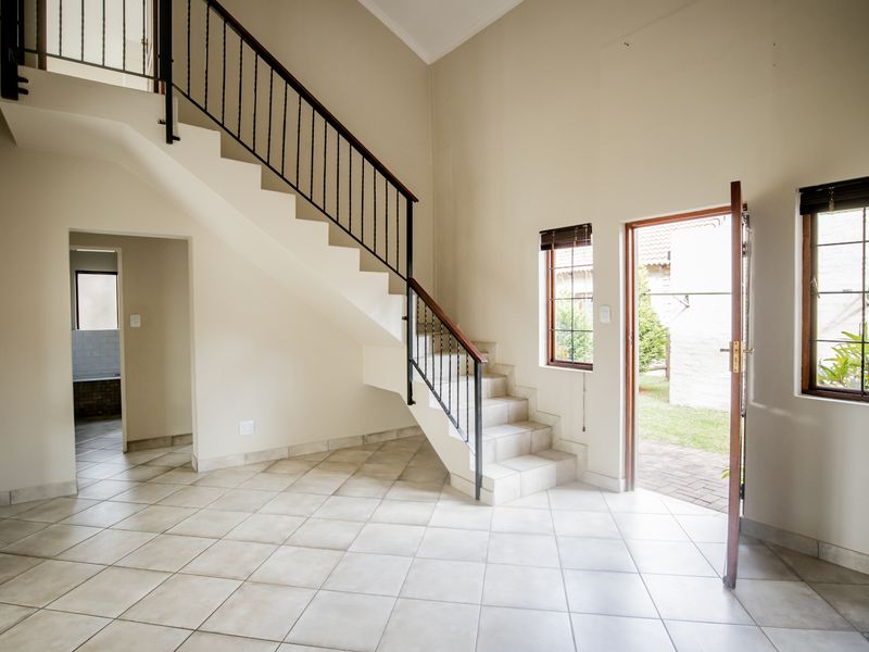 Free-standing townhouse available in a highly sought-after estate - Photo 5