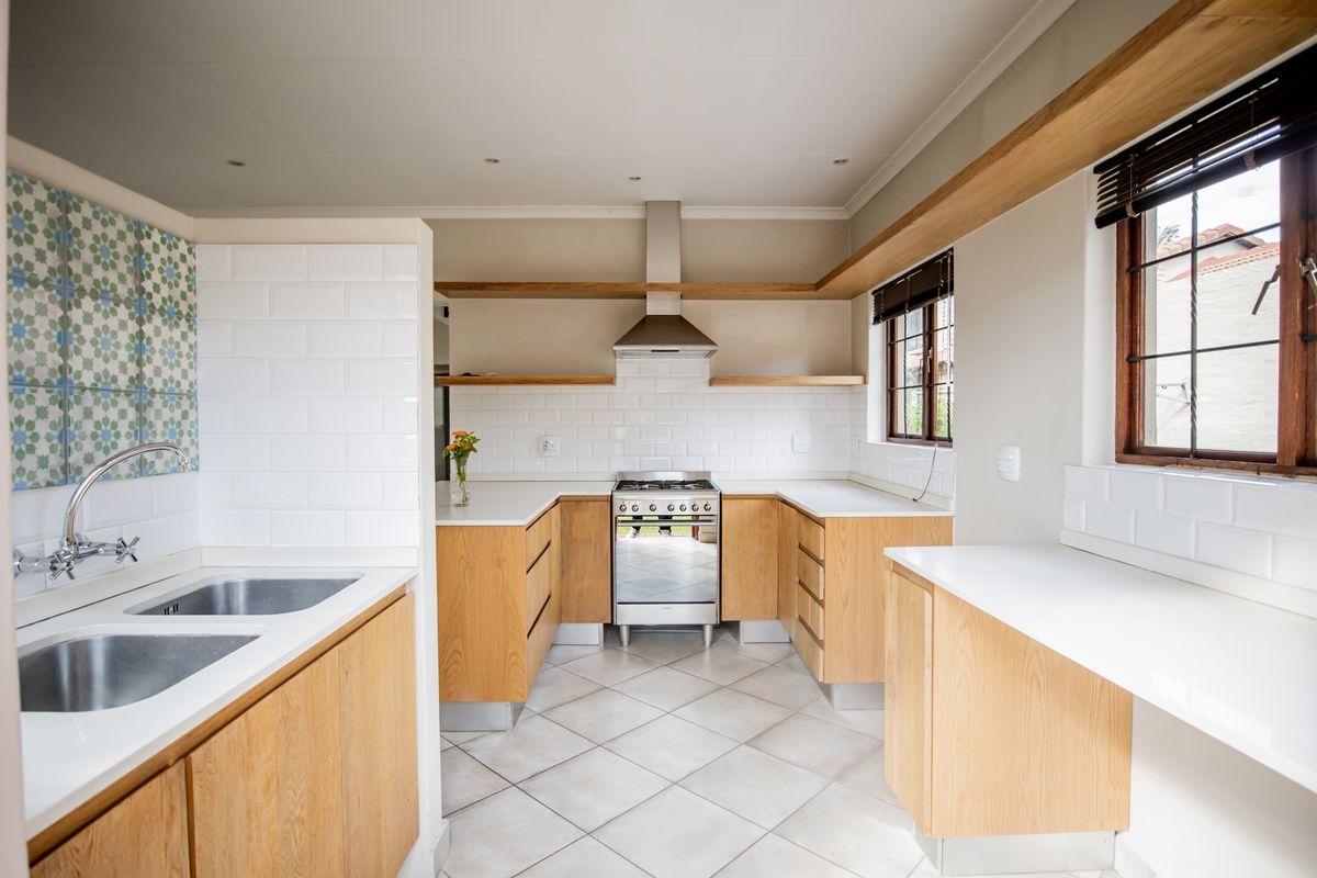 Free-standing townhouse available in a highly sought-after estate - Photo 4