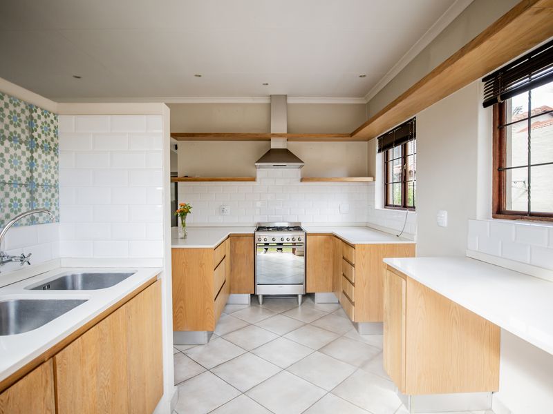 Free-standing townhouse available in a highly sought-after estate - Photo 4