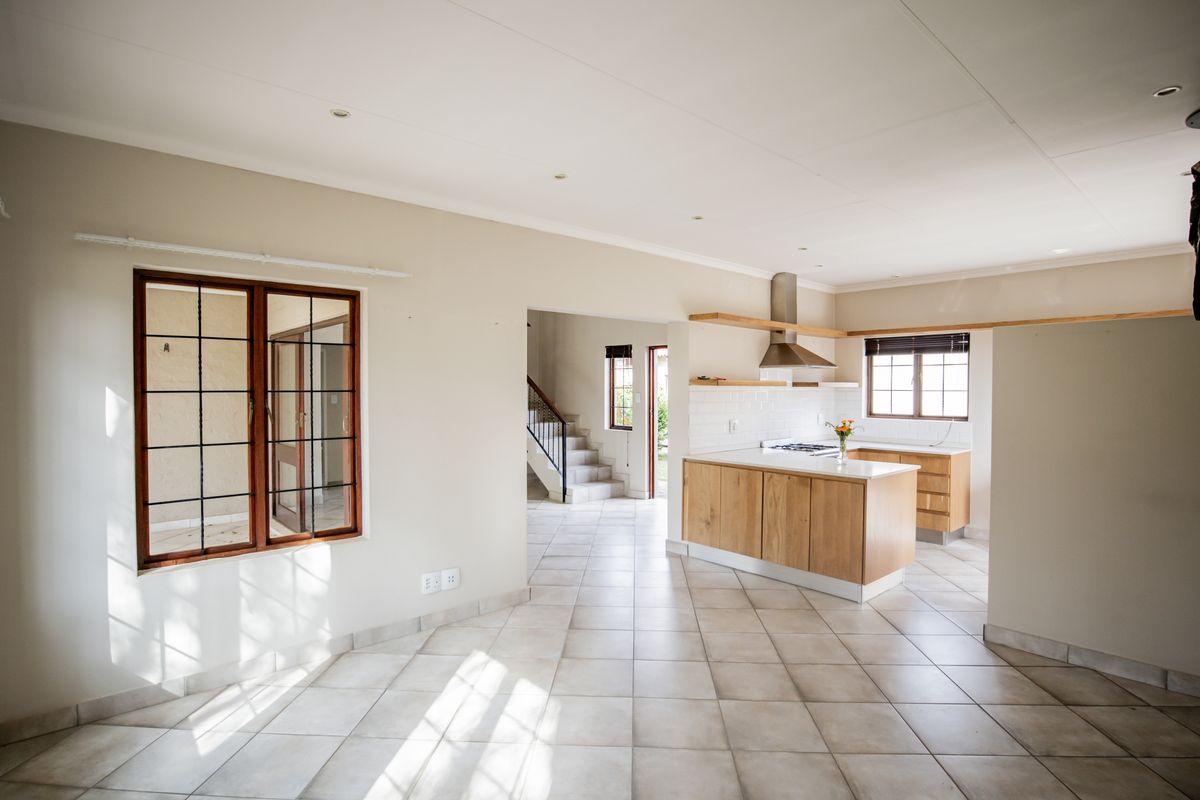 Free-standing townhouse available in a highly sought-after estate - Photo 3