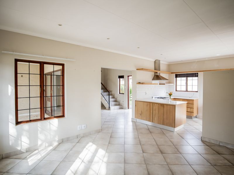 Free-standing townhouse available in a highly sought-after estate - Photo 3