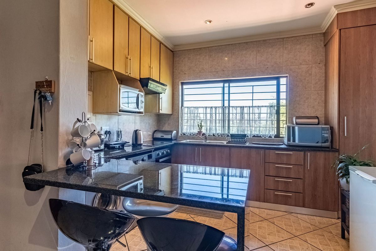 Lovely, Neat 2-Bedroom Flat in Secluded Edenvale Complex - Luxury Auction - Photo 2