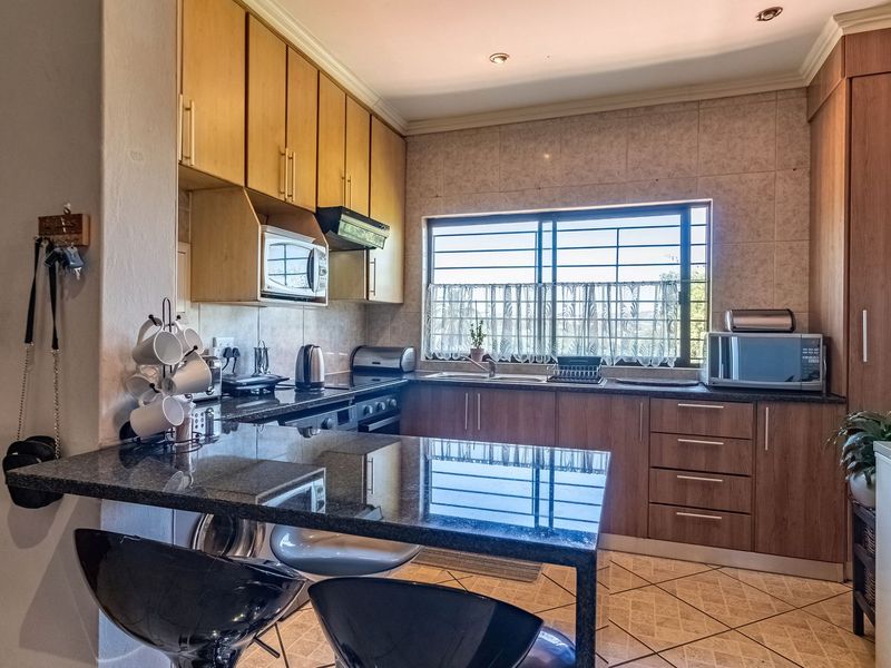 Lovely, Neat 2-Bedroom Flat in Secluded Edenvale Complex - Luxury Auction - Photo 2