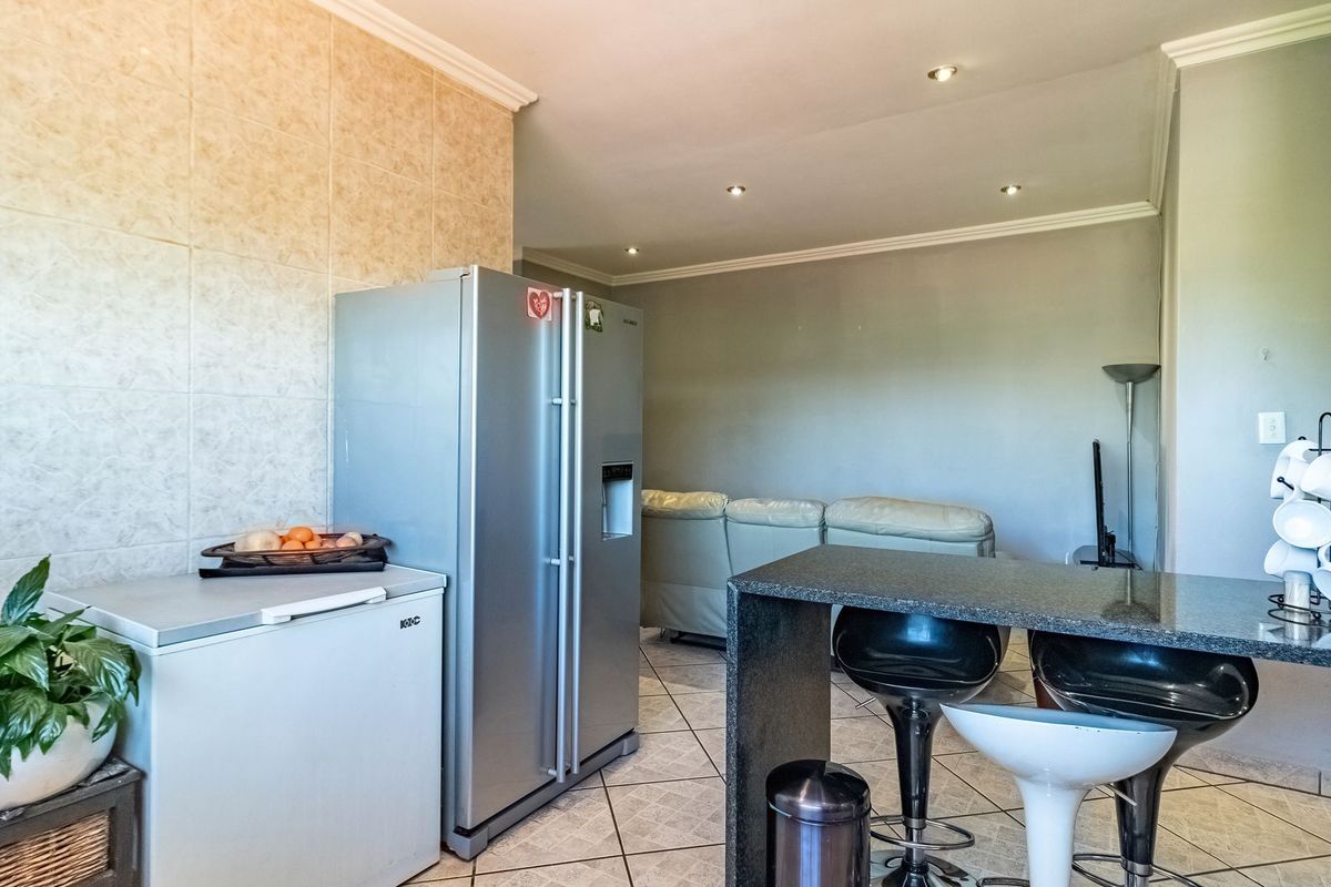 Lovely, Neat 2-Bedroom Flat in Secluded Edenvale Complex - Luxury Auction - Photo 5