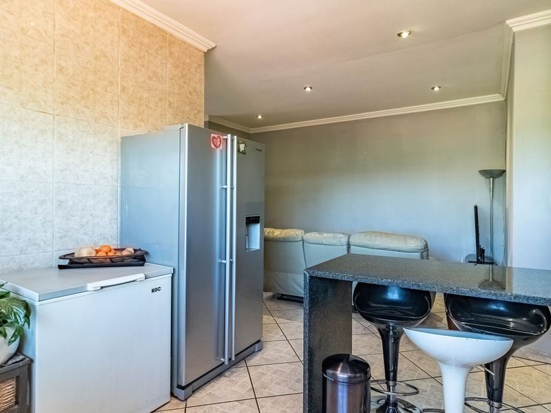Lovely, Neat 2-Bedroom Flat in Secluded Edenvale Complex - Luxury Auction - Photo 5