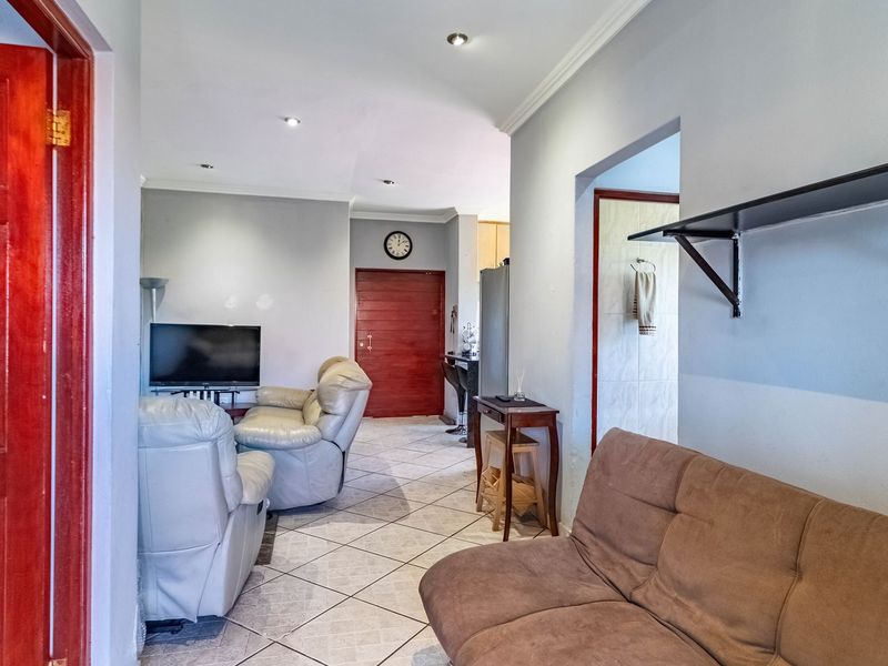 Lovely, Neat 2-Bedroom Flat in Secluded Edenvale Complex - Luxury Auction - Photo 6