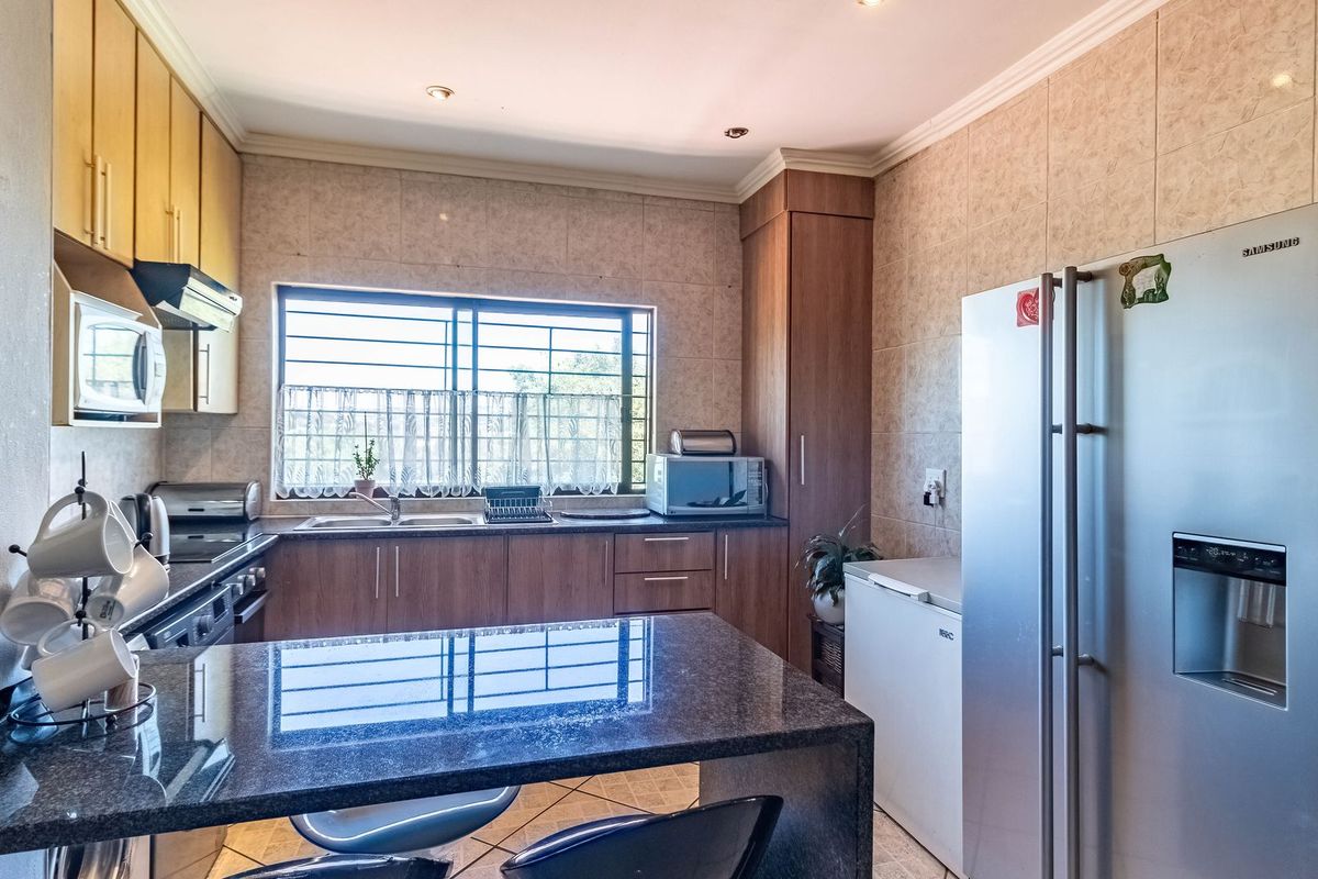 Lovely, Neat 2-Bedroom Flat in Secluded Edenvale Complex - Luxury Auction - Photo 3