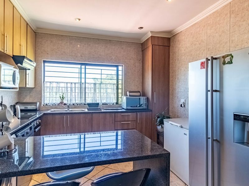 Lovely, Neat 2-Bedroom Flat in Secluded Edenvale Complex - Luxury Auction - Photo 3