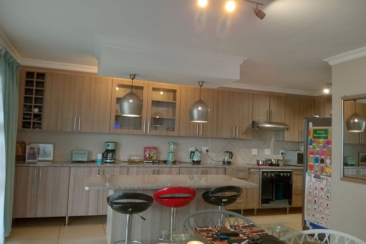 Beautiful Townhouse To Let in Cashan, Rustenburg—perfect for families seeking comfort! - Photo 2