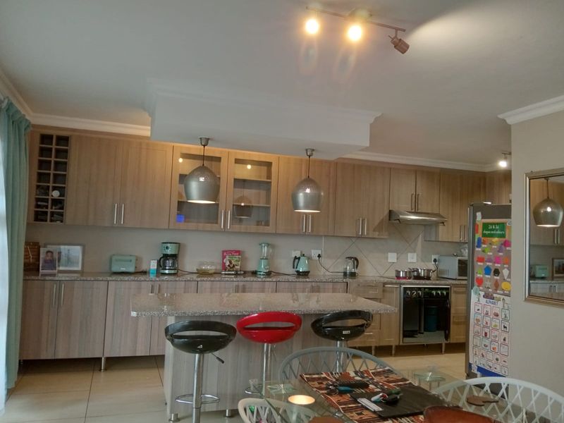 Beautiful Townhouse To Let in Cashan, Rustenburg—perfect for families seeking comfort! - Photo 2