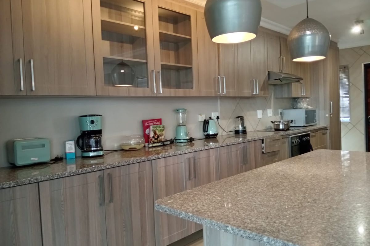 Beautiful Townhouse To Let in Cashan, Rustenburg—perfect for families seeking comfort! - Photo 3