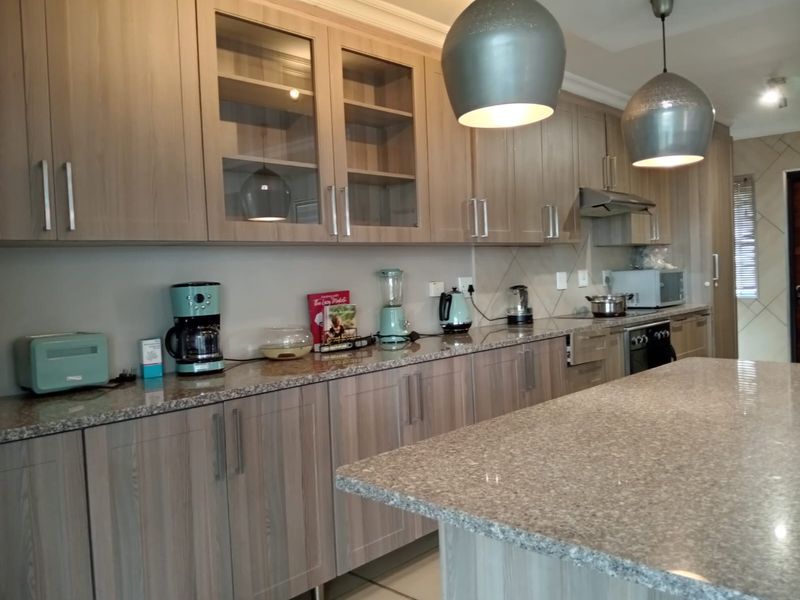 Beautiful Townhouse To Let in Cashan, Rustenburg—perfect for families seeking comfort! - Photo 3