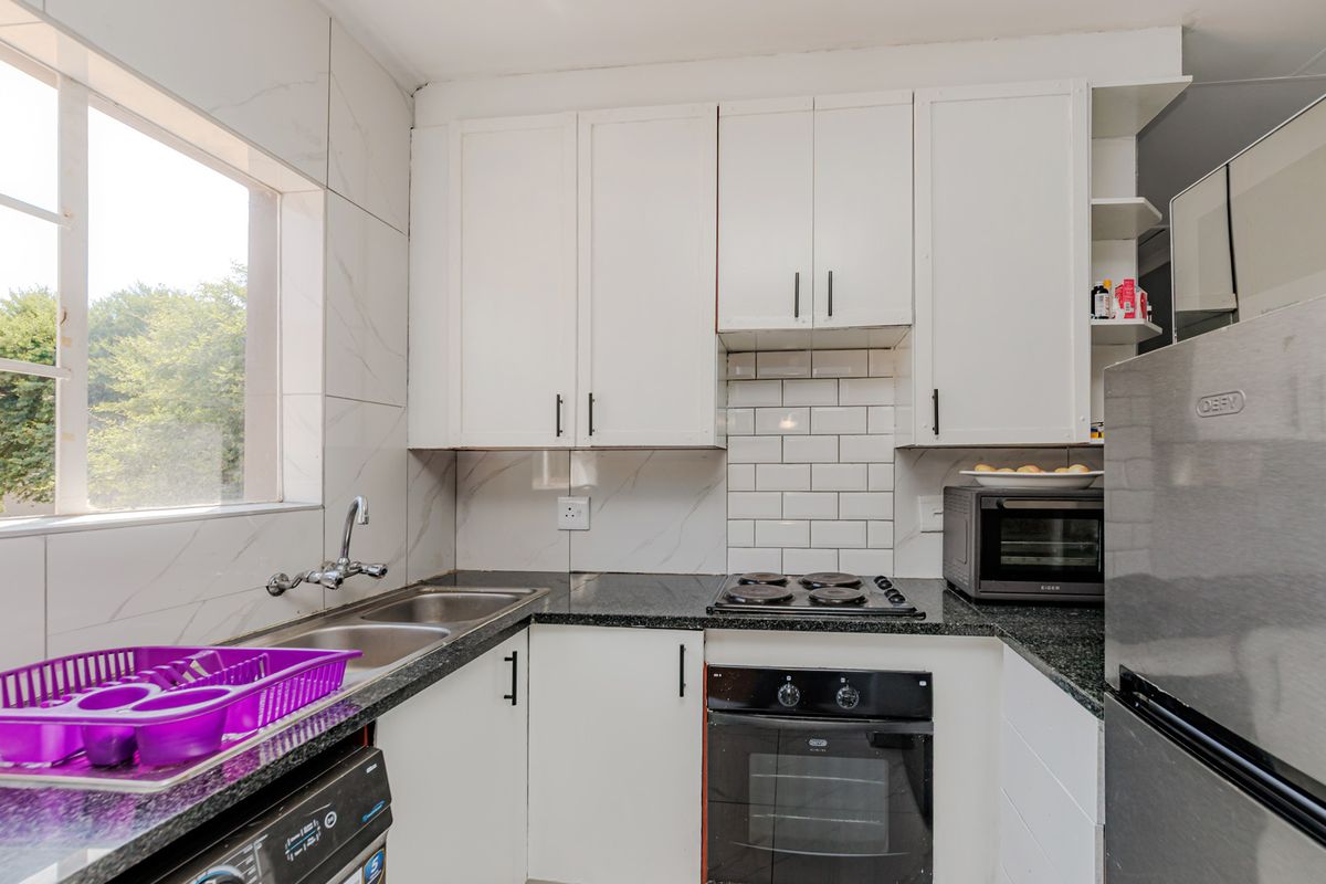 Charming Home For Sale in Wilgeheuwel, Roodepoort, The Perfect Blend of Comfort and Convenience - Photo 3