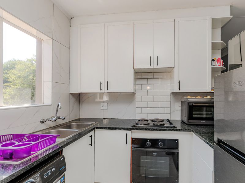 Charming Home For Sale in Wilgeheuwel, Roodepoort, The Perfect Blend of Comfort and Convenience - Photo 3