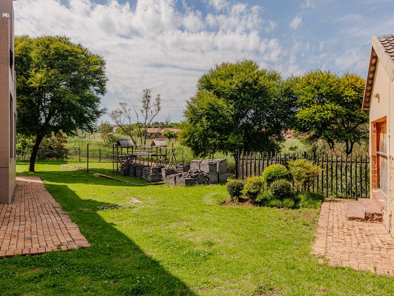 Charming Home For Sale in Wilgeheuwel, Roodepoort, The Perfect Blend of Comfort and Convenience - Photo 10