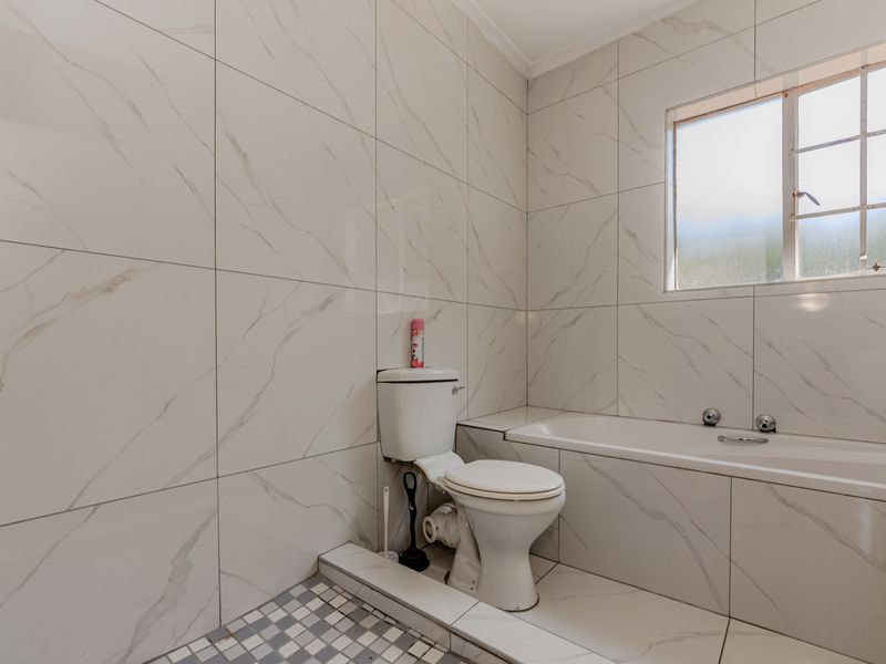 Charming Home For Sale in Wilgeheuwel, Roodepoort, The Perfect Blend of Comfort and Convenience - Photo 8