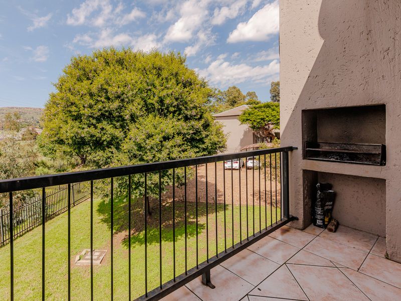 Charming Home For Sale in Wilgeheuwel, Roodepoort, The Perfect Blend of Comfort and Convenience - Photo 9