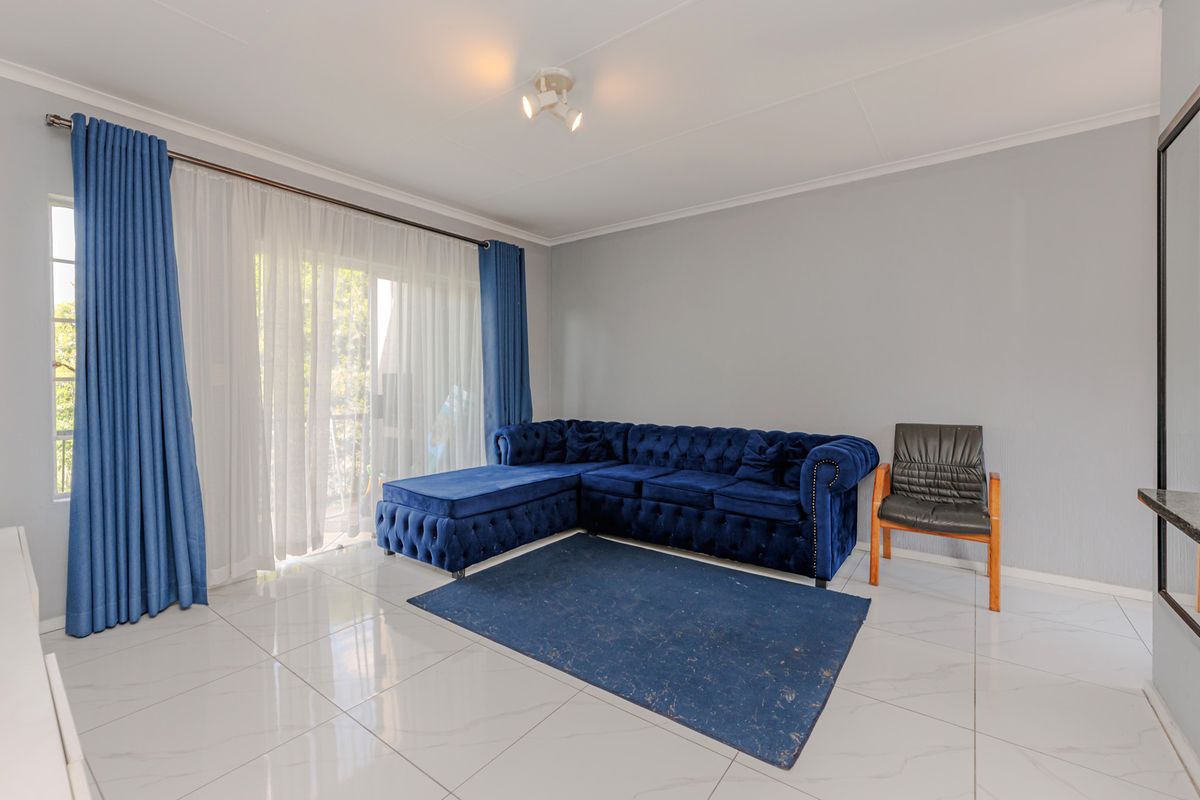 Charming Home For Sale in Wilgeheuwel, Roodepoort, The Perfect Blend of Comfort and Convenience - Photo 4