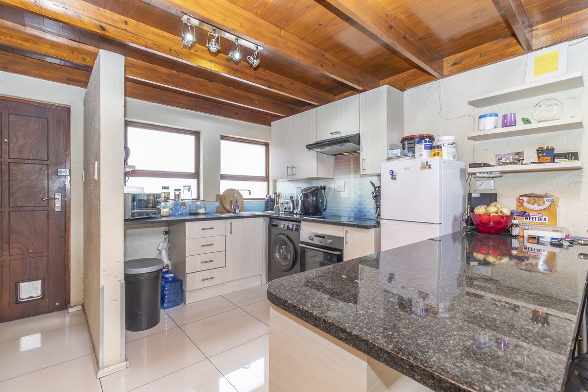 Spacious 2-Bed, 2-Bath Loft Apartment in Prime Position - Photo 5