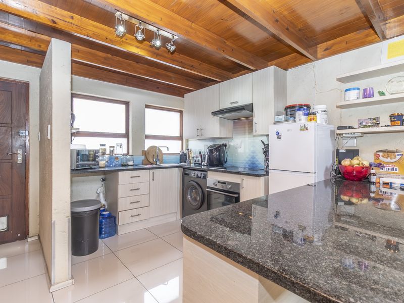 Spacious 2-Bed, 2-Bath Loft Apartment in Prime Position - Photo 5