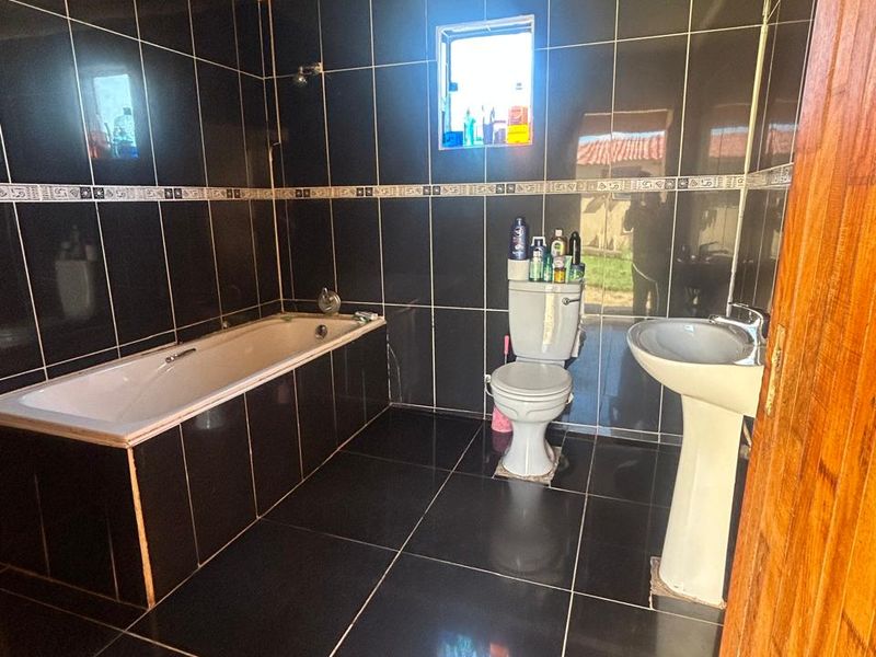 3 Bedroom House  for sale - Photo 9