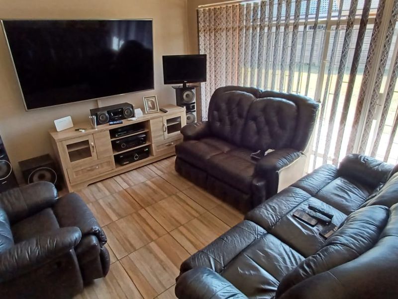 Neat Family Home with Solar, JoJo Tank & Excellent Security – Secunda - Photo 7