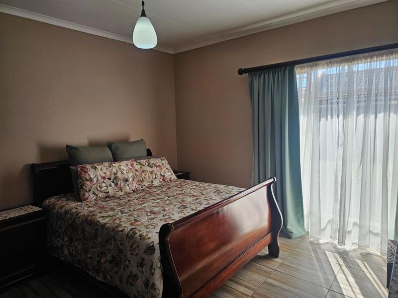 Neat Family Home with Solar, JoJo Tank & Excellent Security – Secunda - Photo 6