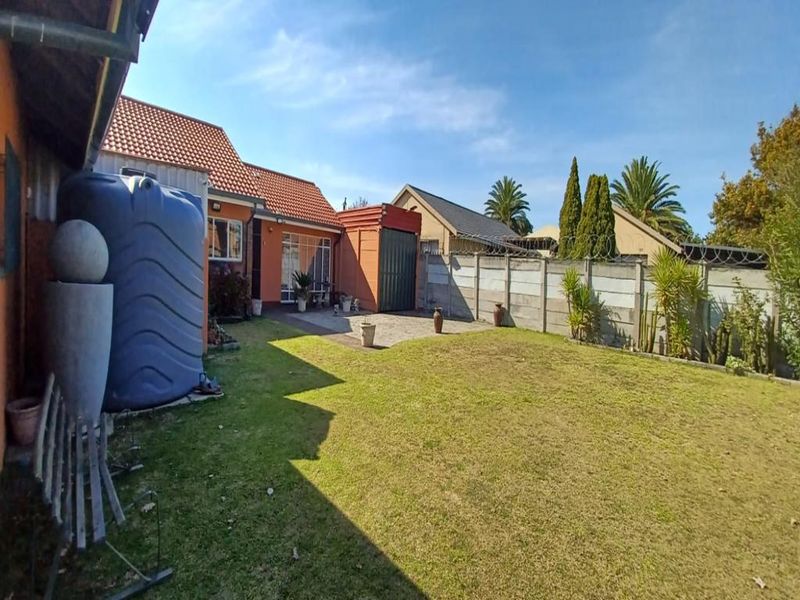 Neat Family Home with Solar, JoJo Tank & Excellent Security – Secunda - Photo 1