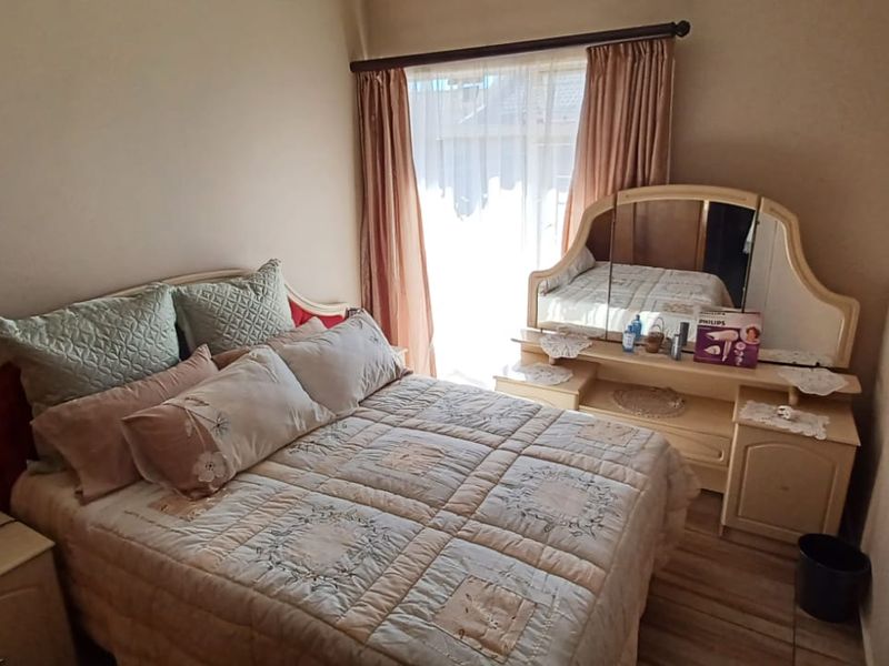 Neat Family Home with Solar, JoJo Tank & Excellent Security – Secunda - Photo 10