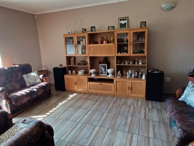 Neat Family Home with Solar, JoJo Tank & Excellent Security – Secunda - Photo 8