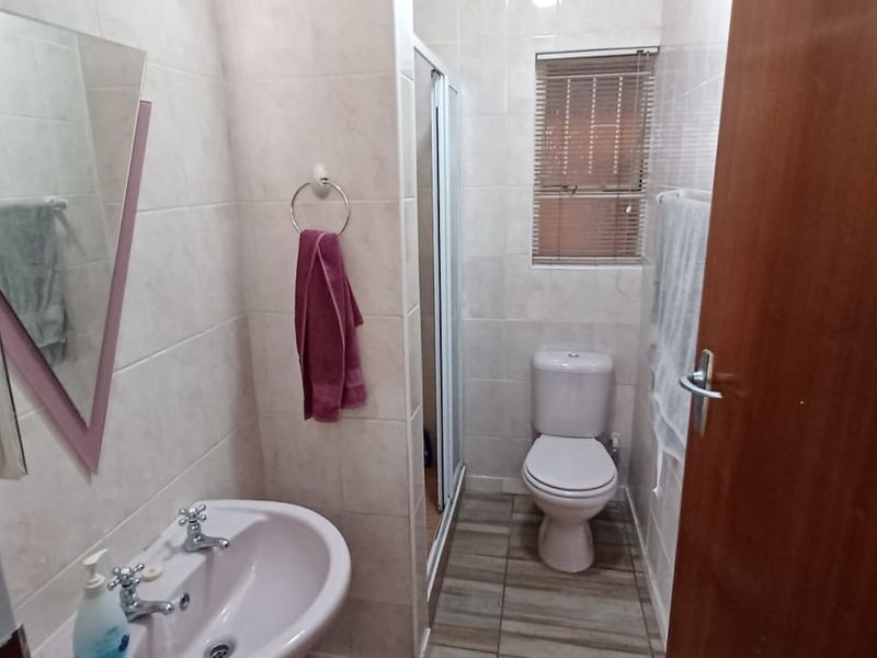 Neat Family Home with Solar, JoJo Tank & Excellent Security – Secunda - Photo 4