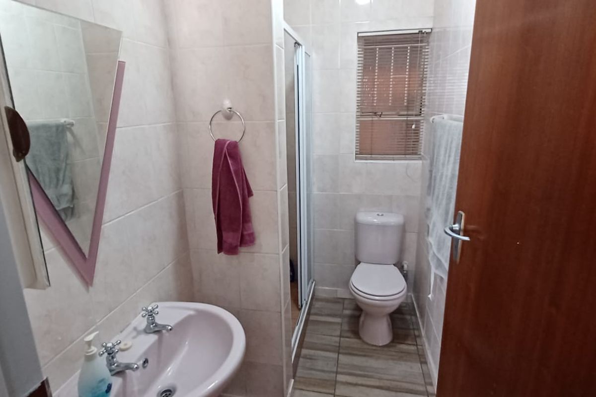 Neat Family Home with Solar, JoJo Tank & Excellent Security – Secunda - Photo 4