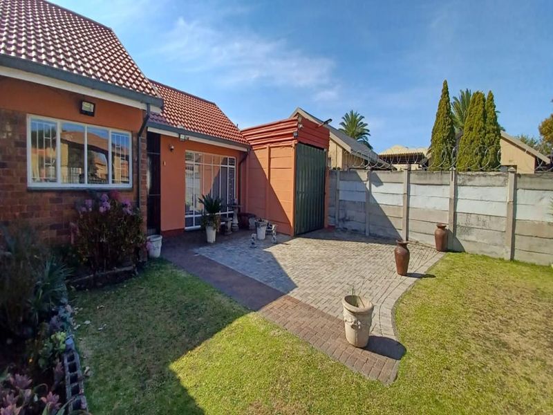 Neat Family Home with Solar, JoJo Tank & Excellent Security – Secunda - Photo 2