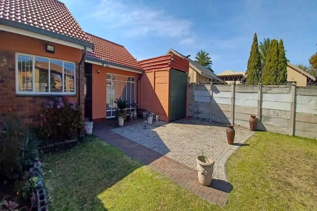 Neat Family Home with Solar, JoJo Tank & Excellent Security – Secunda - Photo 2