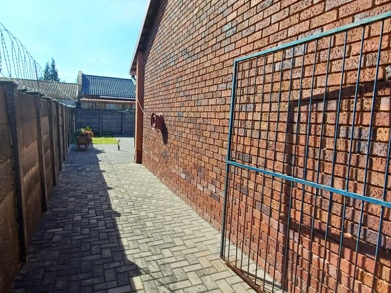 Neat Family Home with Solar, JoJo Tank & Excellent Security – Secunda - Photo 3