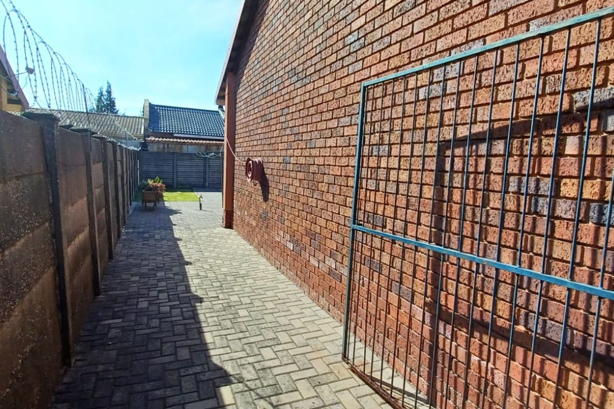 Neat Family Home with Solar, JoJo Tank & Excellent Security – Secunda - Photo 3