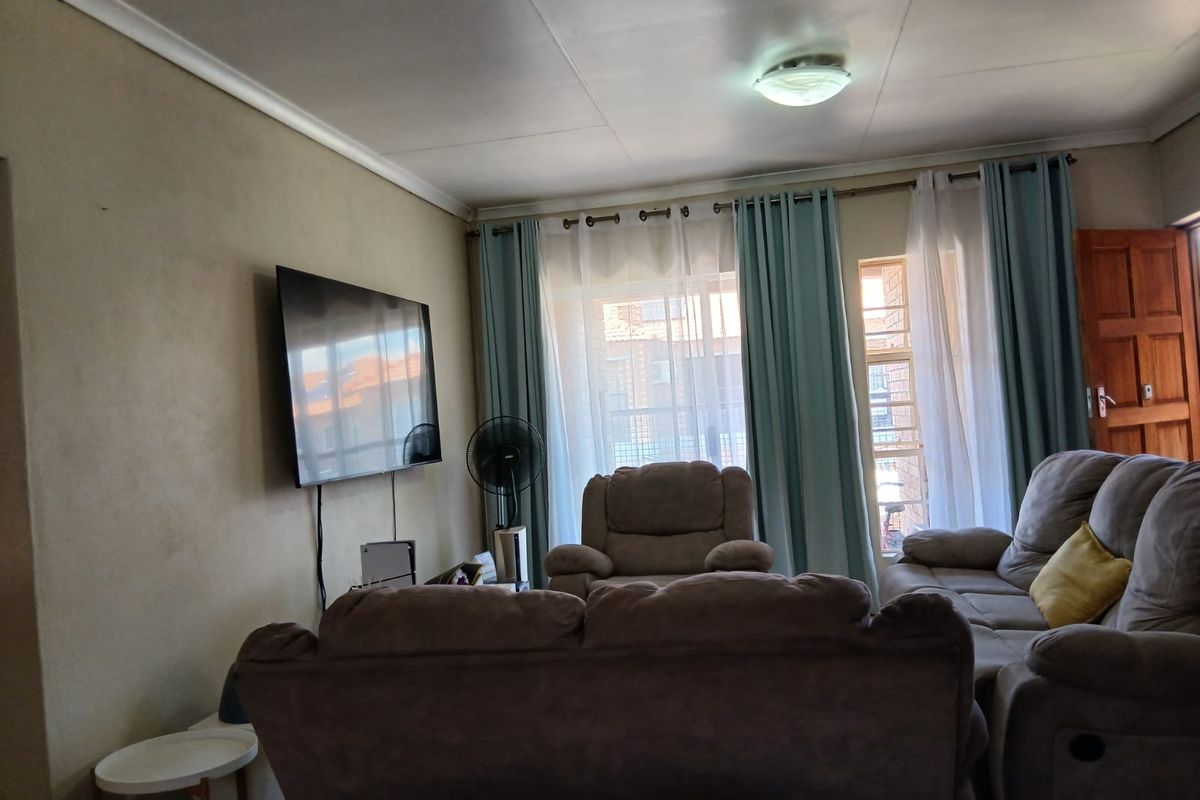 MODERN THREE BEDROOM APARTMENT IN A SECURE COMPLEX. - Photo 5