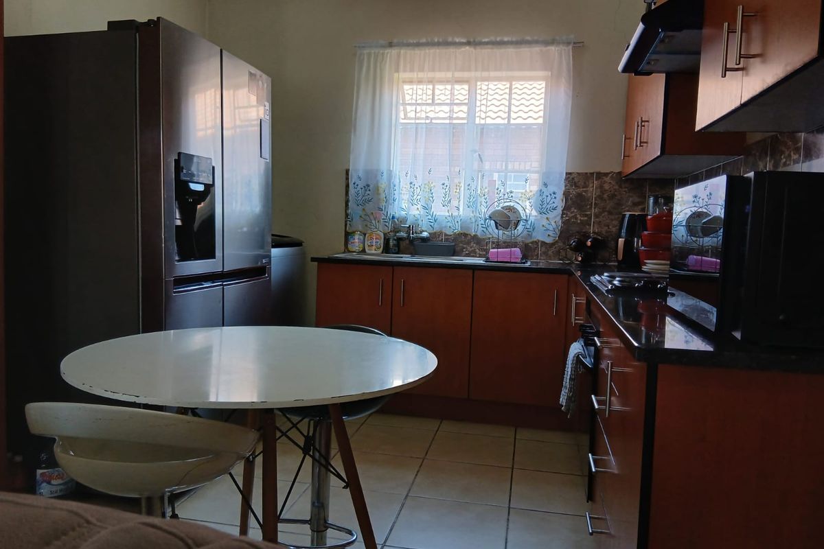 MODERN THREE BEDROOM APARTMENT IN A SECURE COMPLEX. - Photo 3