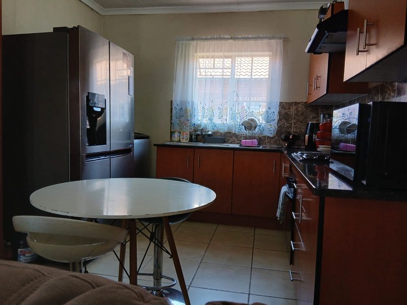 MODERN THREE BEDROOM APARTMENT IN A SECURE COMPLEX. - Photo 3