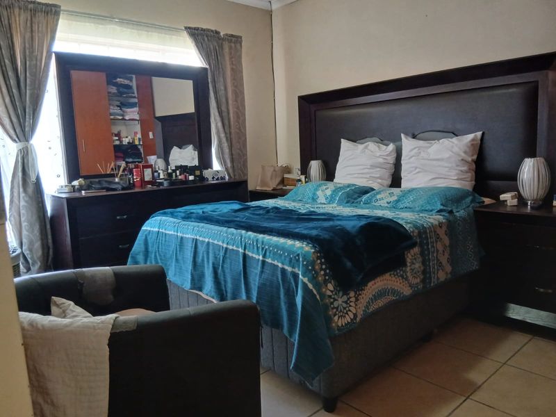 MODERN THREE BEDROOM APARTMENT IN A SECURE COMPLEX. - Photo 8