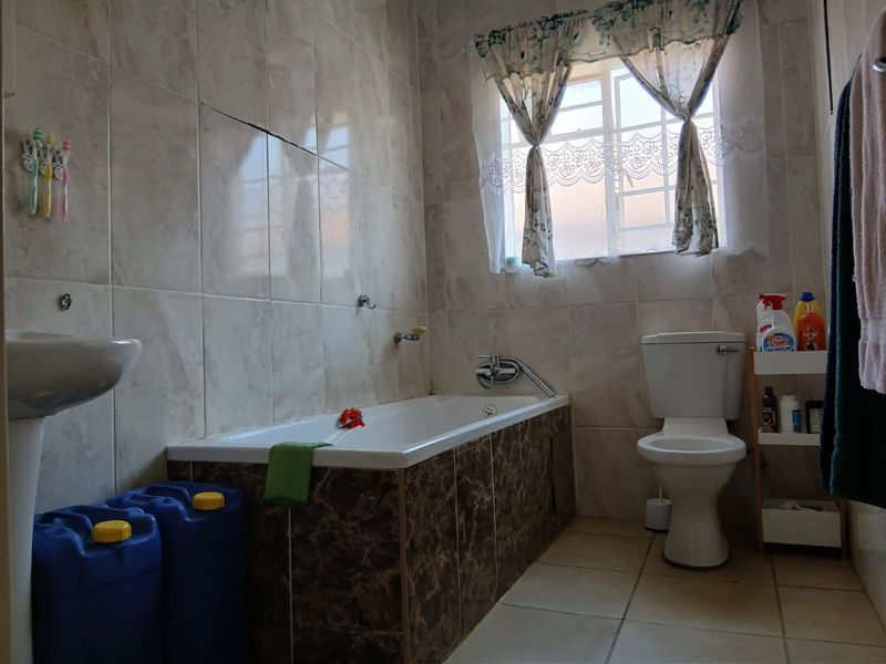 MODERN THREE BEDROOM APARTMENT IN A SECURE COMPLEX. - Photo 7