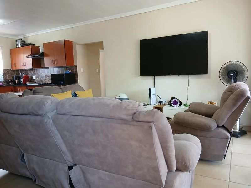 MODERN THREE BEDROOM APARTMENT IN A SECURE COMPLEX. - Photo 6