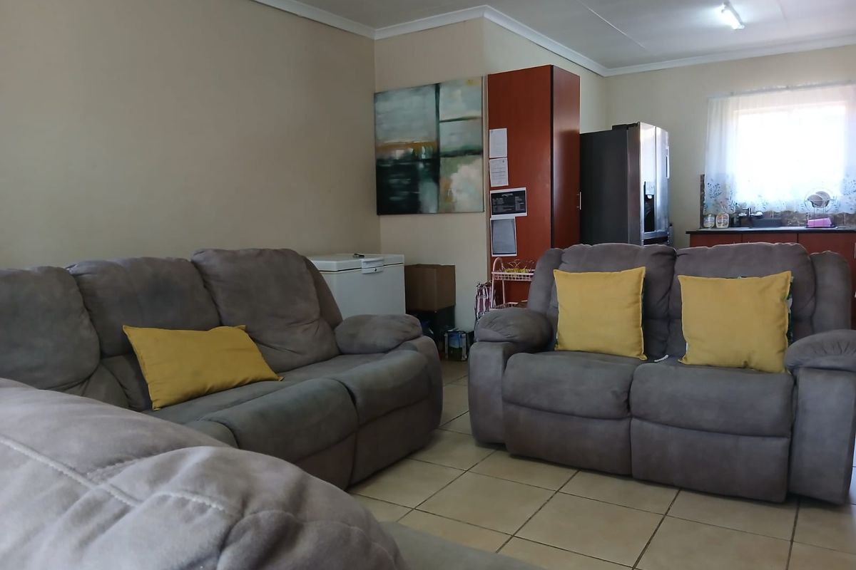 MODERN THREE BEDROOM APARTMENT IN A SECURE COMPLEX. - Photo 4