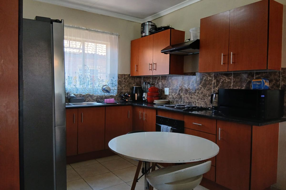 MODERN THREE BEDROOM APARTMENT IN A SECURE COMPLEX. - Photo 2