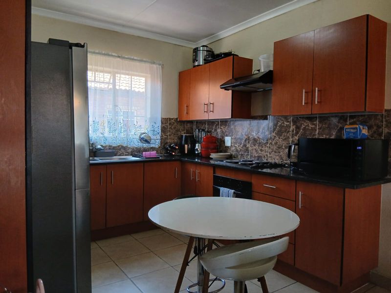 MODERN THREE BEDROOM APARTMENT IN A SECURE COMPLEX. - Photo 2